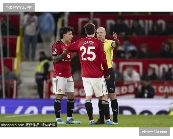 利马拉拽勒温头发吃到直红 曼联后卫鲁莽行为致球队陷入被动